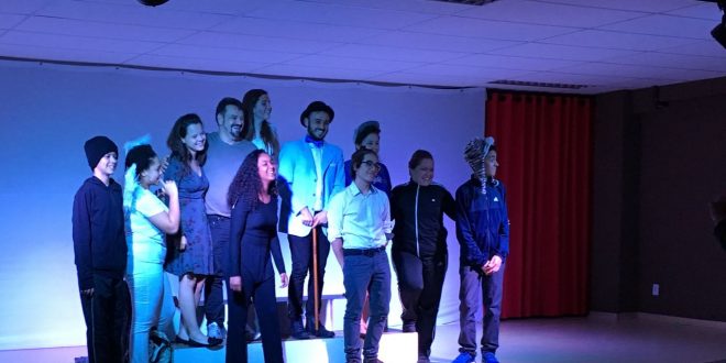 uma peça de teatro sendo apresentada como parte do projeto 'teatro na escola'