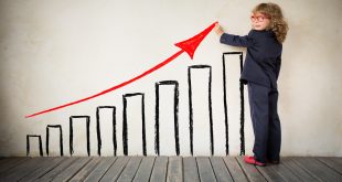 uma garotinha vestida de terno desenha uma seta vermelha acendente sobre uma fila de pilares alinhados em ordem crescente de altura