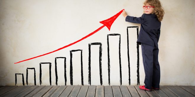 uma garotinha vestida de terno desenha uma seta vermelha acendente sobre uma fila de pilares alinhados em ordem crescente de altura