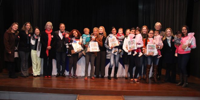 participantes do fórum posam para foto no palco do Cine Teatro
