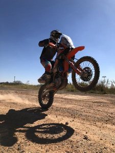 Guper saltando com sua moto