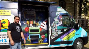 representante da iniciativa posa com a máquina de livros logo atrás