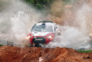 Mitsubishi ASX Racing vista de frente, deixando um rastro de poeira para trás