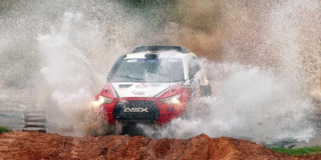 Mitsubishi ASX Racing vista de frente, deixando um rastro de poeira para trás