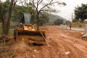 máquina trabalhando em terraplanagem da área que abrigará o Parque Municipal Fazendinha