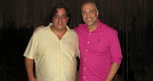 Rodrigo Rodrigues e Roberto Lamari posam para foto lado a lado no restaurante Tantra