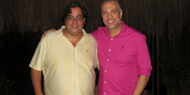 Rodrigo Rodrigues e Roberto Lamari posam para foto lado a lado no restaurante Tantra