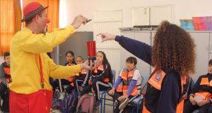 palhaço fala com turma de agentes mirins auxiliado por uma das alunas