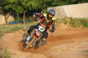 Barreira faz uma curva com sua moto 