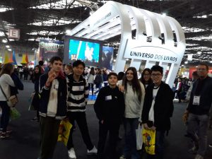 alunos da emeief Takaoka posam para foto durante bienal do livro