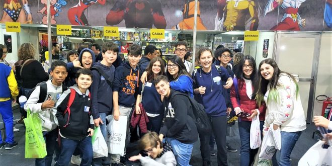 alunos da emeief Takaoka posam para foto durante bienal do livro