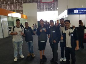alunos da emeief Takaoka posam para foto durante bienal do livro