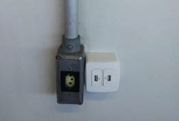 uma tomada com entradas usb ao lado