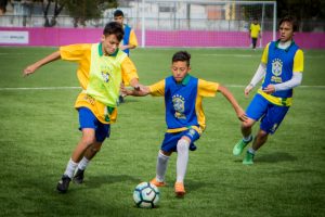 pequenos atletas do cbf social disputam partida de futebol