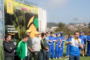 equipe do cbf social discursa para os pequenos atletas