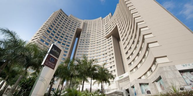 Fachada dos hoteis Comfort Suites e Radisson Alphaville