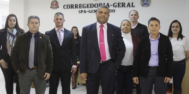 equipe da corregedoria posa para foto no saguão da repartição