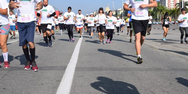 participantes da corrida do graacc passam pelos lados da câmera