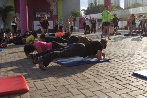 mulheres se exercitando com colchonetes em Barueri para o Desafio das 12 Semanas