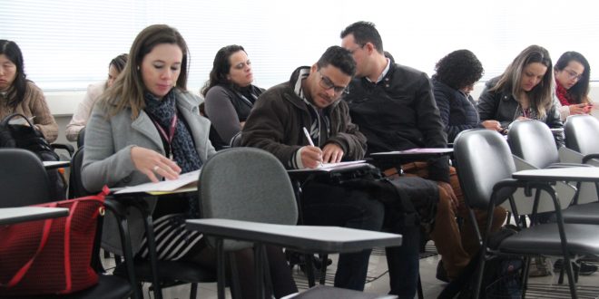 farmacêuticos de barueri acompanham palestra
