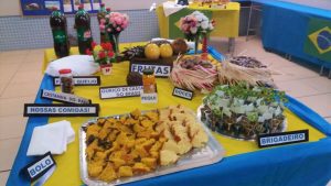 mesa de comidas típicas brasileiras no Projeto Nações