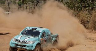 mitsubishi deixando um rastro de poeira para trás