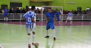 duas equipes amadoras de futsal se enfrentam em Barueri