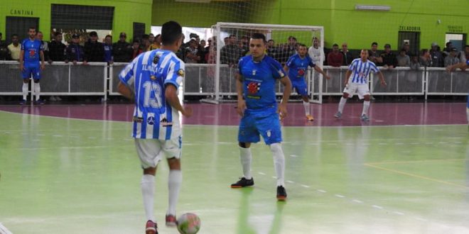 duas equipes amadoras de futsal se enfrentam em Barueri