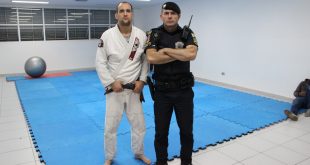 um guarda civil de barueri posa ao lado de um atleta de kimono