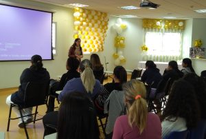 mães acompanham palestra de Priscila Zanotte no hospital municipal de barueri
