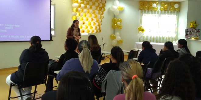mães acompanham palestra de Priscila Zanotte no hospital municipal de barueri