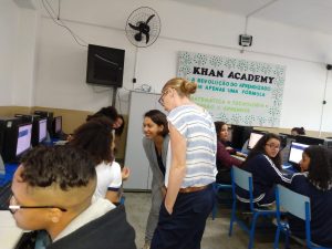 representantes visitam sala de informática e conversam com alunos