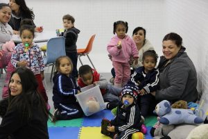 educadoras e várias crianças em sala do maternal do Vale do Sol