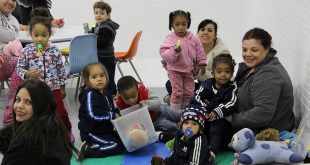 educadoras e várias crianças em sala do maternal do Vale do Sol