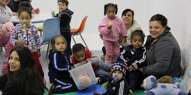 educadoras e várias crianças em sala do maternal do Vale do Sol