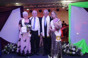 vencedoras posam para foto