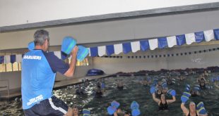 mulheres se exercitando em piscina sob orientação de um profissional