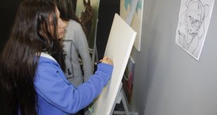 menina pintando uma tela