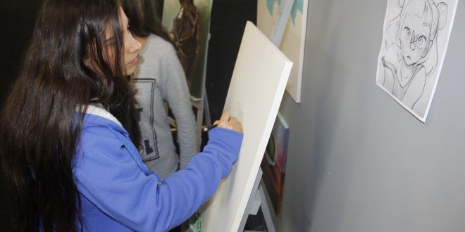 menina pintando uma tela