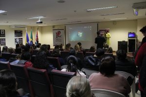 mulheres lotma auditório em palestra sobre os 12 anos da lei maria da penha