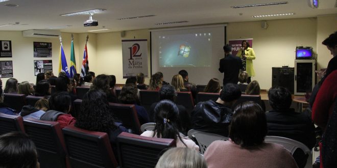 mulheres lotma auditório em palestra sobre os 12 anos da lei maria da penha