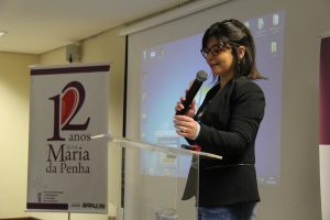 palestrante durante evento de 12 anos da lei maria da penha