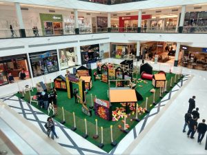 vista da instalação 'Pequenos Construtores', em um pátio no Parque Shopping Barueri