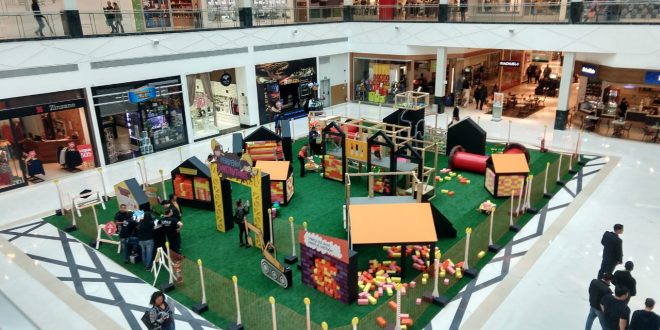 vista da instalação 'Pequenos Construtores', em um pátio no Parque Shopping Barueri