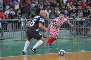 jogadores da Ponte e da Cachoeirinha disputam partida de futsal