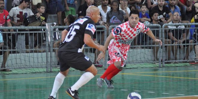 jogadores da Ponte e da Cachoeirinha disputam partida de futsal