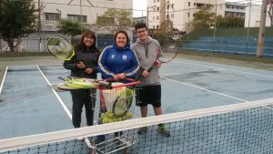 três praticantes de tênis posam para foto em quadra de barueri
