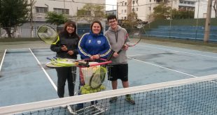 três praticantes de tênis posam para foto em quadra de barueri