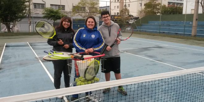 três praticantes de tênis posam para foto em quadra de barueri