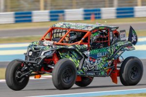 UTV acelerando no asfalto durante o Prólogo do Rally dos Sertões